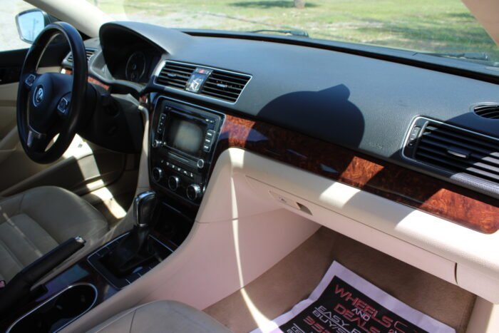 2013 Volkswagen Passat - Photo 12