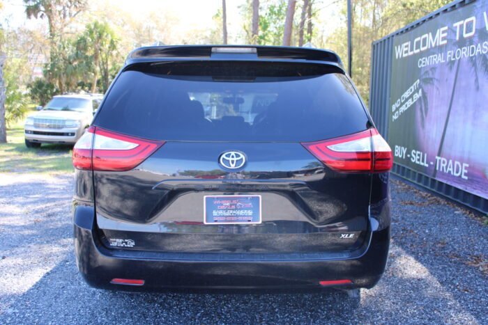 2016 Toyota Sienna XLE - Photo 11