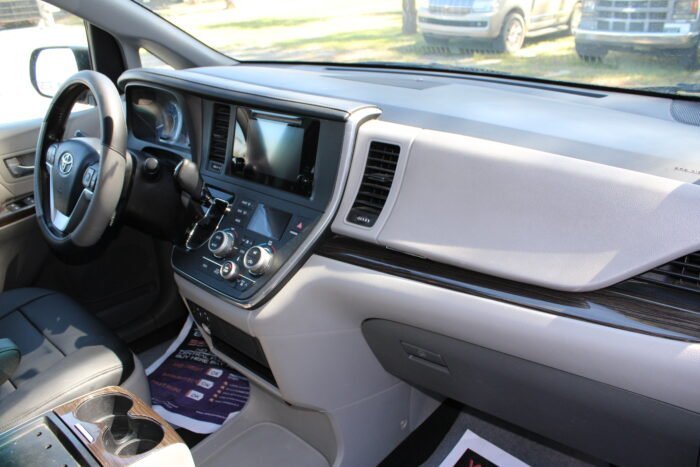 2016 Toyota Sienna XLE - Photo 12