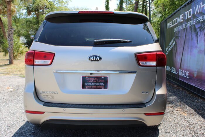 2015 Kia Sedona EX - Photo 11